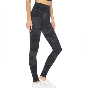 NWT Alo High-Waist Camo Vapor Legging in Black Camouflage Size Small